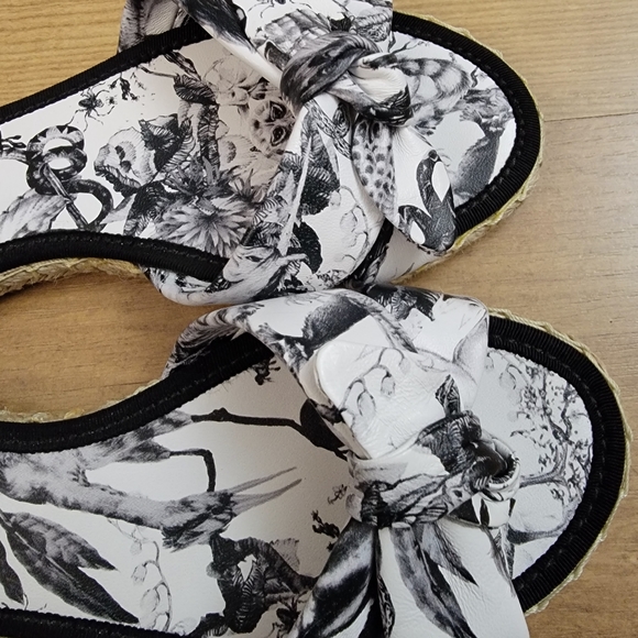 Tabitha Simmons Heli Bow Slide Sandal Fairy Print Black & White - Picture 3 of 8
